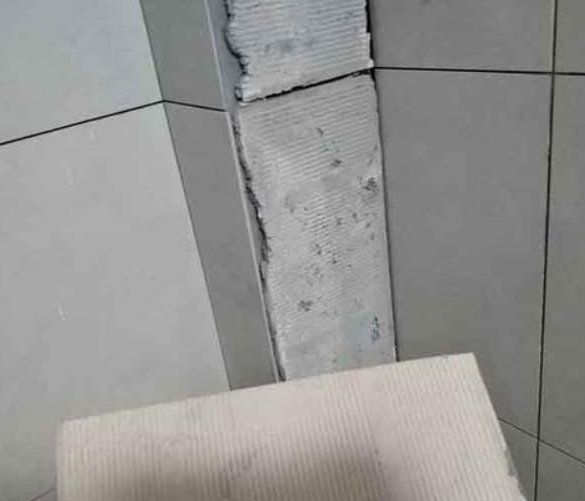 江城瓷砖空鼓维修公司分享下厨房瓷砖脱落的补救措施。